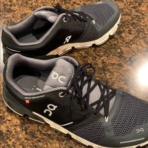 On Cloud Tek men’s running shoes
